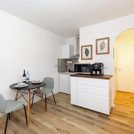 Apartment Kleines Mit Balkon